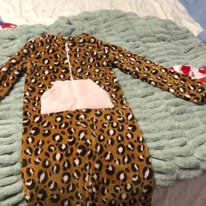 A cheetah print indie girls size 8/10+FREE girls size 8/10 Grinch pajama shirt